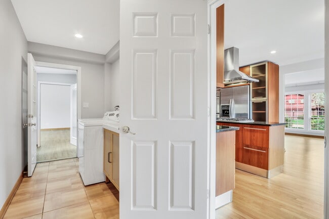 Building Photo - 1206 Lynn Terrace