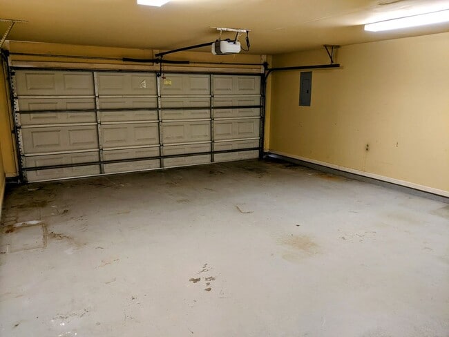 Building Photo - Spacious 3/2 home in a Convenient Location!