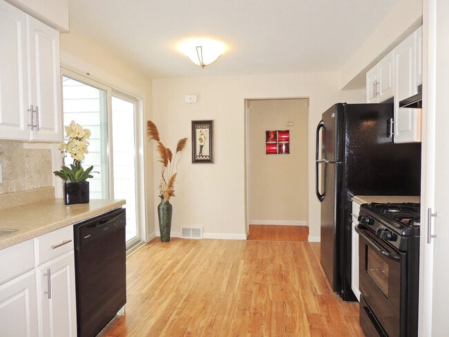 Building Photo - 3 Bed - 2 Full Bath Cape Cod for Rent in E...