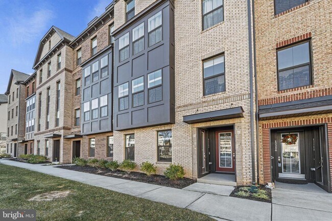 Building Photo - This beautiful 3 bed 2.5 bath 2-story condo provides a grand feeling with tall ceilings & over 16...