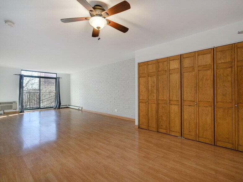 Building Photo - 3900 N Pine Grove Ave