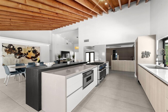 Building Photo - 207 Holiday Dr