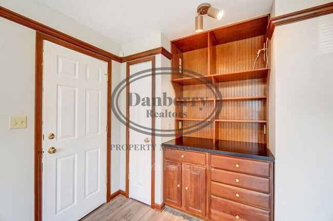 Building Photo - 1133 N Byrne Rd