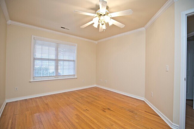 Building Photo - ***402 NE Shasta Court***