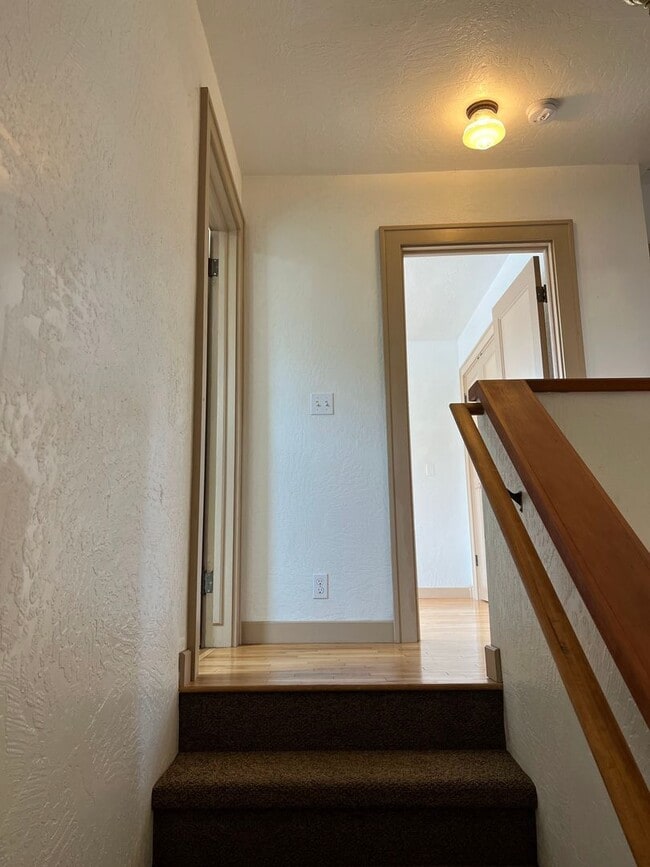 Building Photo - 3 Bed, 1.5 Bath near Rose Garden and Willamette River bike path in Whiteaker