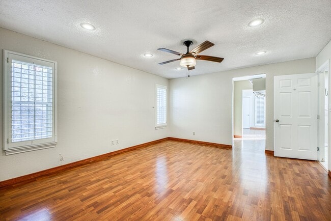 Building Photo - Beautiful House with 4 bed - 2 baths - office & covered big Jacuzzi