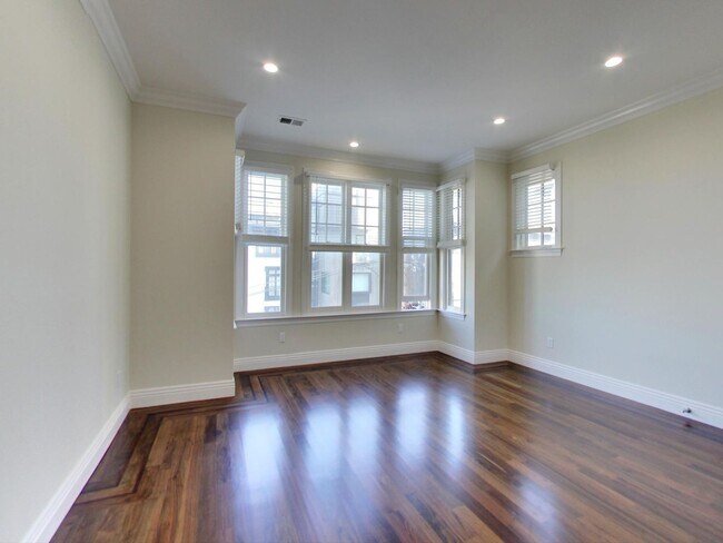 Building Photo - 1129 Green St