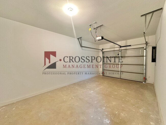 Building Photo - 3 Bedroom 2.5 Bathroom Townhomes at Villa Rosa!