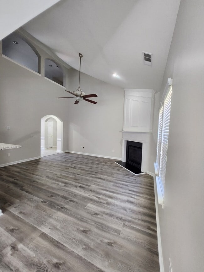 Building Photo - Refreshing Place to Create Memories w/Master on the Main!