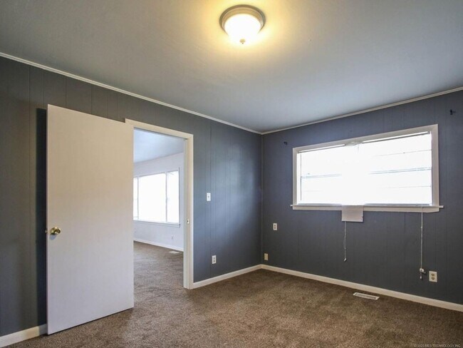 Building Photo - Available Now! 3 Bed / Bath & Large Backyard! Price drop!