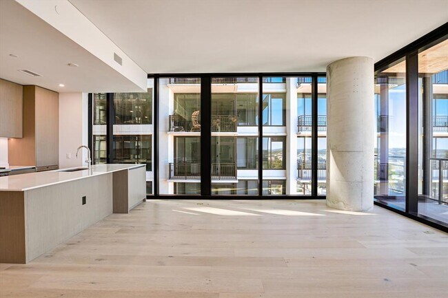 Building Photo - 610 Davis St