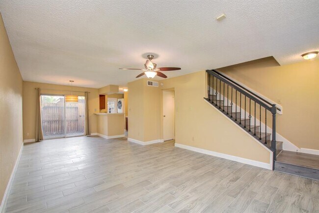 Building Photo - 10615 Briar Forest Dr