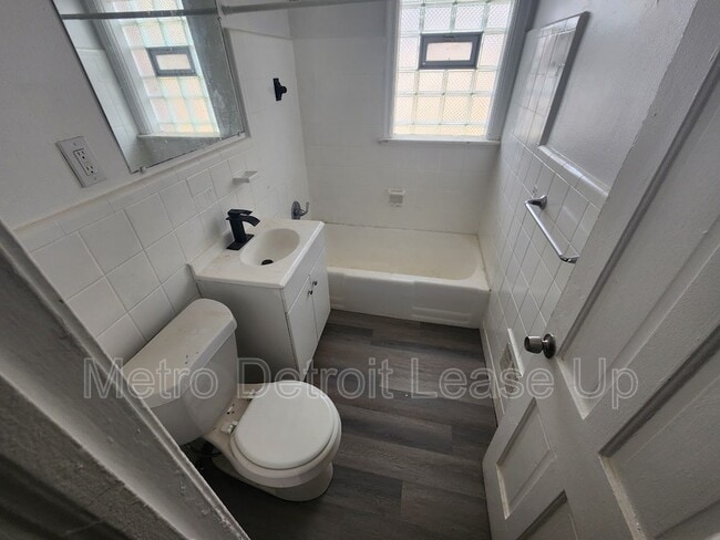 Building Photo - 20110 Northlawn St