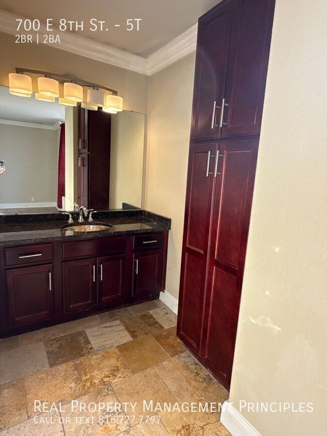 Building Photo - 700 E 8th St