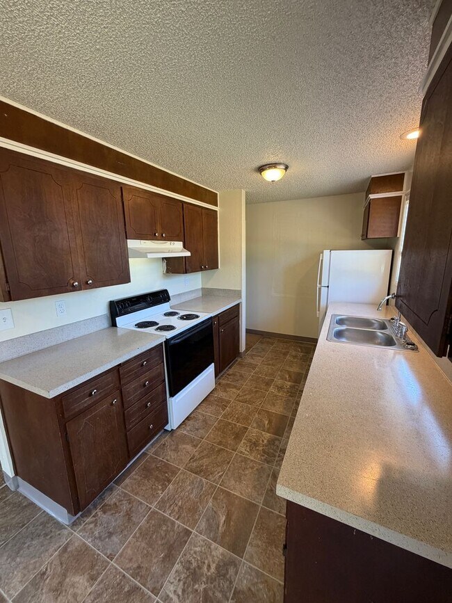 Building Photo - (473) Walnut Duplex - 2 Bedroom / 1 Bathroom