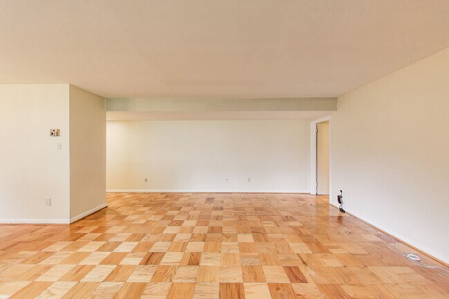 Building Photo - Spacious 2 + 2 Parkside Condo with All Uti...
