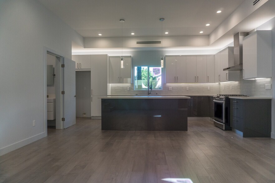 Building Photo - 6850 Encino Ave