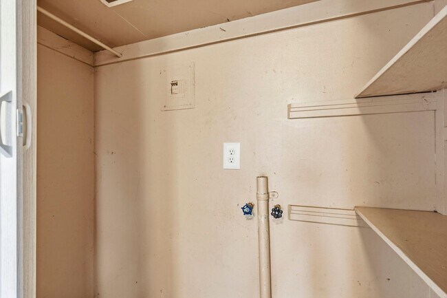 Building Photo - 1 Bedroom | 1 Bathroom | House with Carport | Located on a Quiet Street| Lawn Care and Trash Incl...