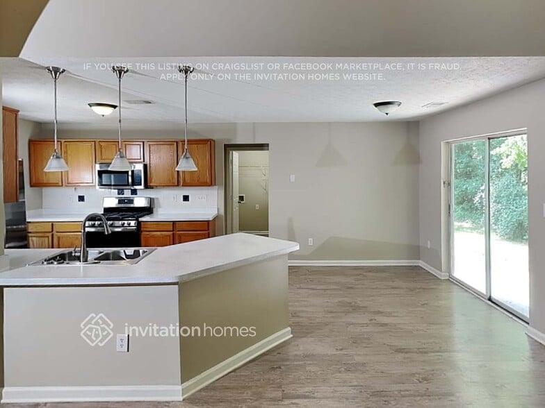 Building Photo - 320 Birchmere Close SW