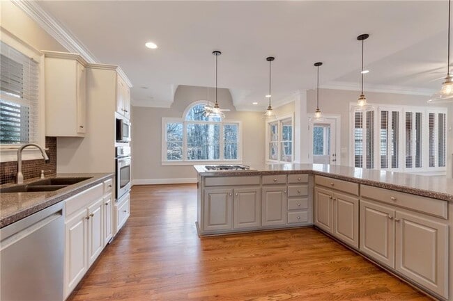 Building Photo - 180 Forest Glen Dr