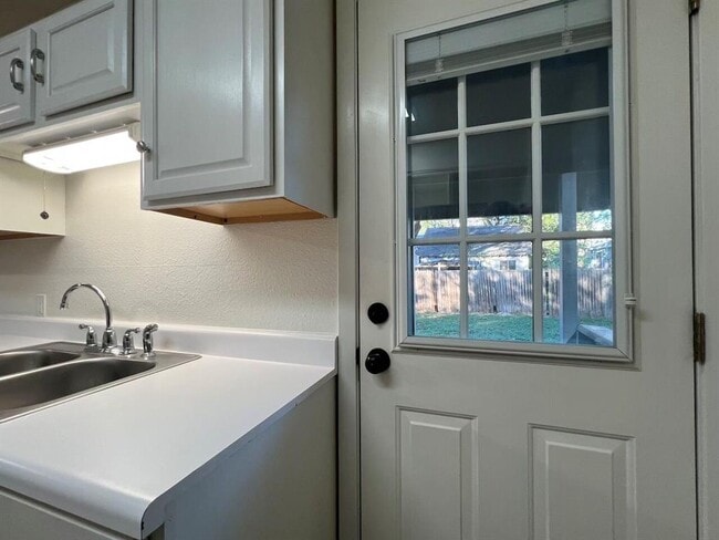 Building Photo - 928 E 56th St