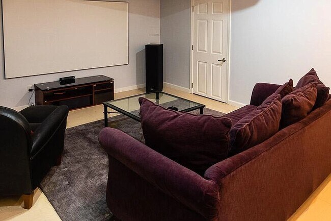 Building Photo - 665 Kerr St