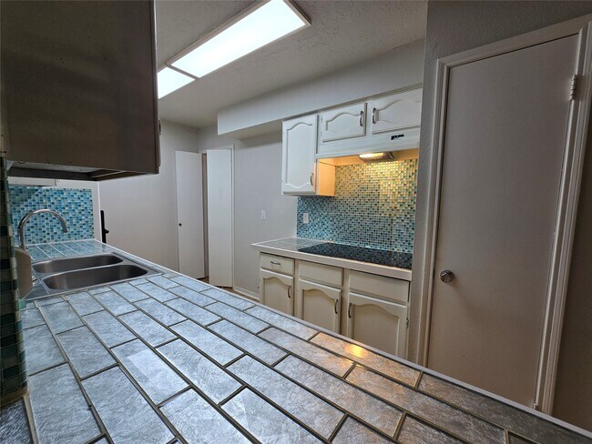 Building Photo - 25510 Thistlewaite Ln