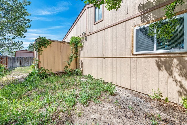 Building Photo - 466 1/2 Carson Lake Dr