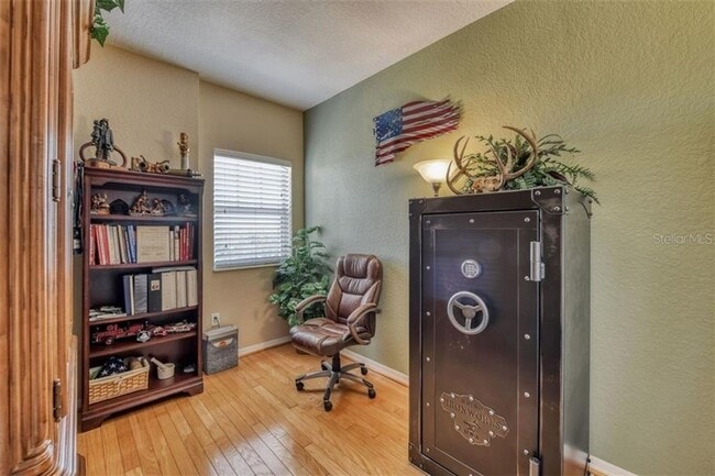 Building Photo - Annual UNfurnished 2/2 condo on top floor ...