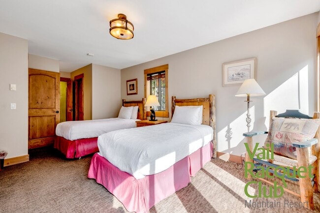 Building Photo - Annual Lease - 3BR, 3BA 3-level Townhome w...