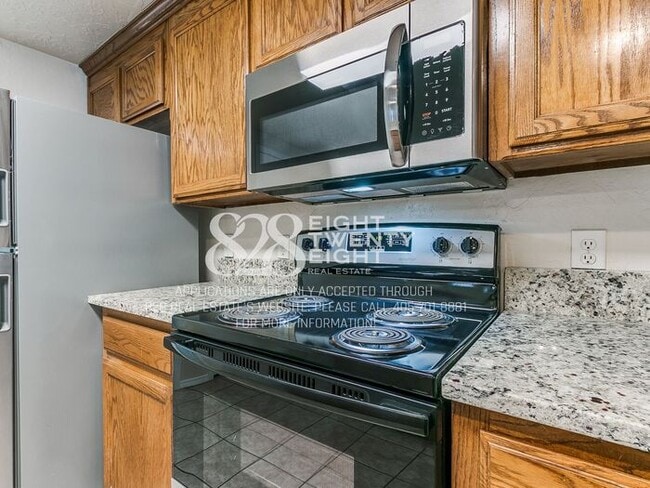 Building Photo - *AVAILABLE NOW!* Spacious 3 Bed/2.5 Bath Duplex Townhome Available in Norman!