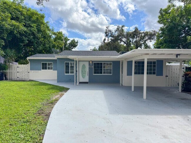Primary Photo - 3 bedroom in Hollywood FL 33023
