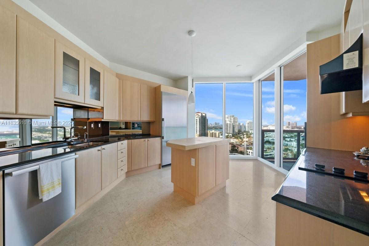 Building Photo - 300 S Pointe Dr