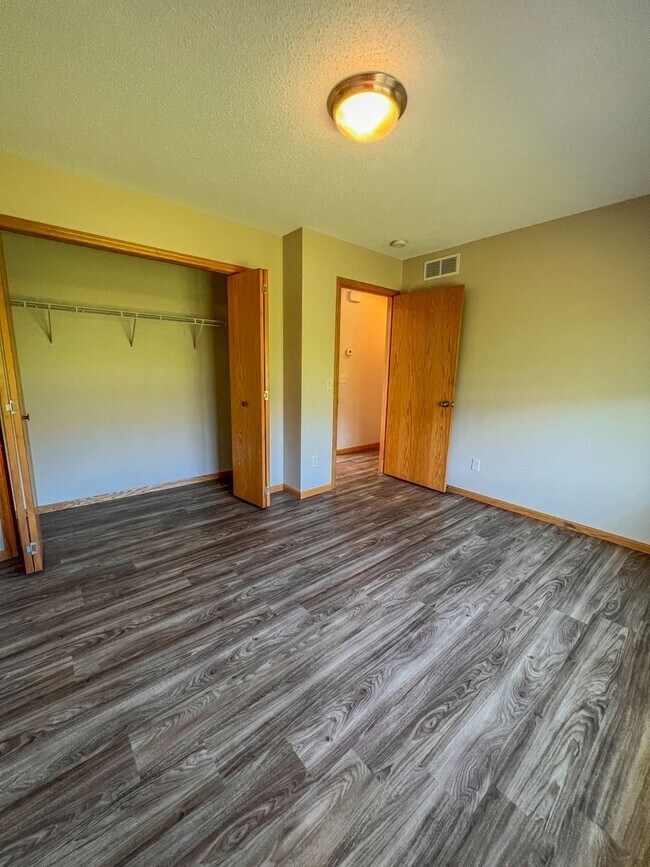 Building Photo - 2 Bedroom, 1.5 Bath Town Home