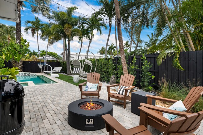 Building Photo - 1715 NE 40th St