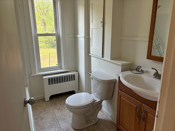 Building Photo - Clean 3 bedroom home