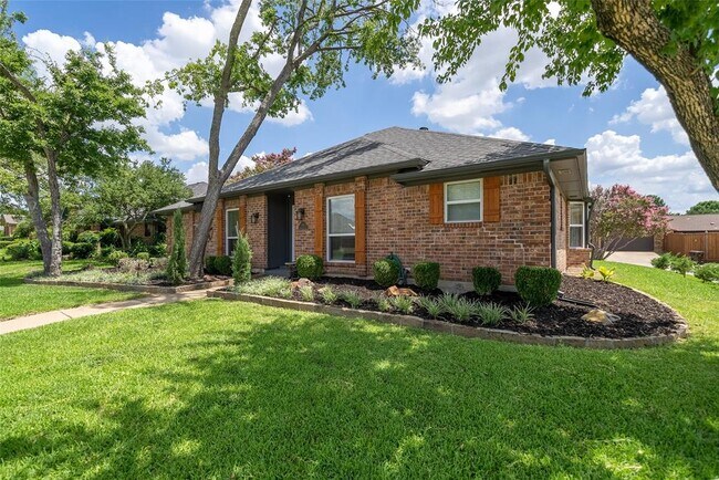 Building Photo - 4636 Versailles Ln