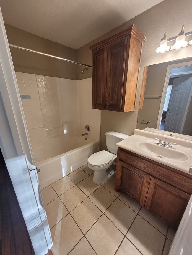 Building Photo - 3 bed 2 bath home with carport, move in re...