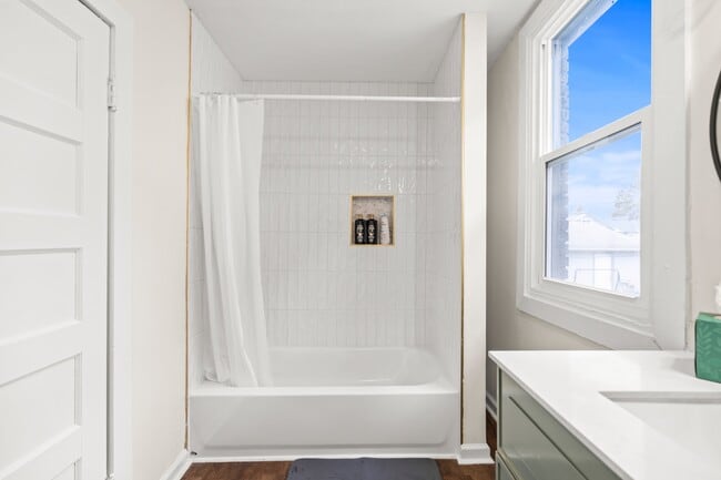 Building Photo - 941 E Raymond St