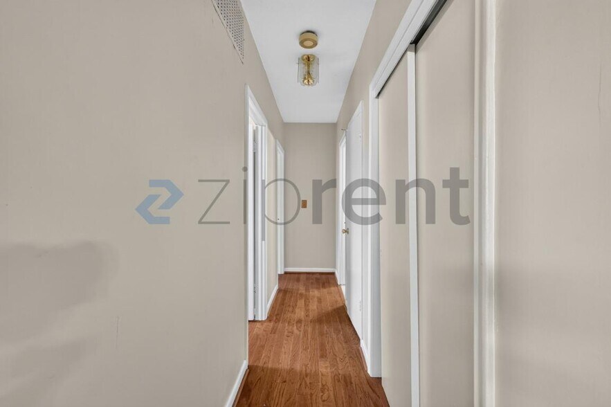 Building Photo - Unit A7