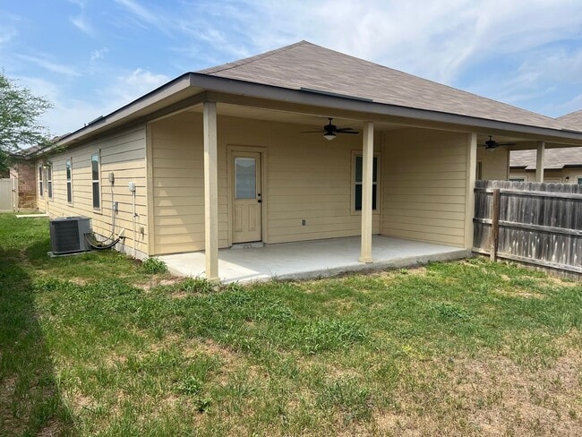 Building Photo - Luxury 3/2 duplex in great New Braunfels Neighborhood!