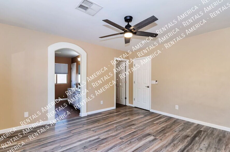 Building Photo - 4976 W Rosebay Dr