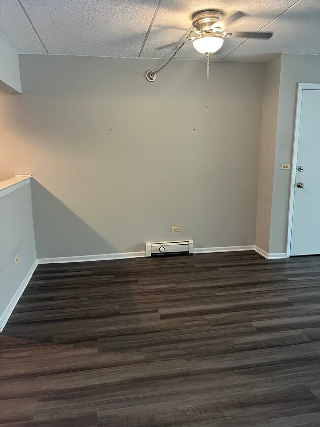 Building Photo - 15 E Maple St