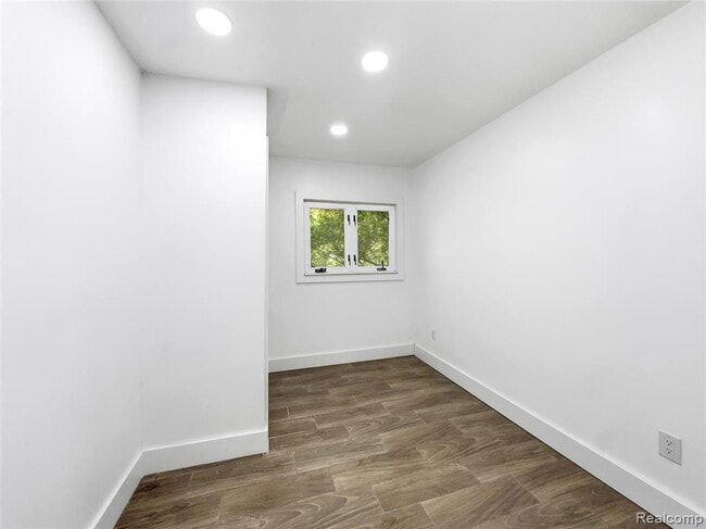 Building Photo - 2090 Moran Ave
