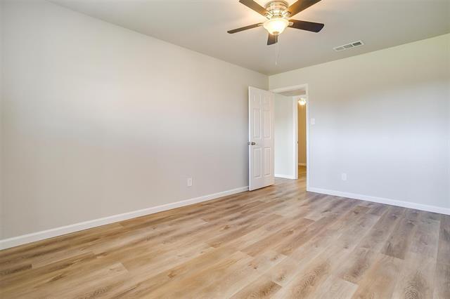 Building Photo - 921 Willow Cir S