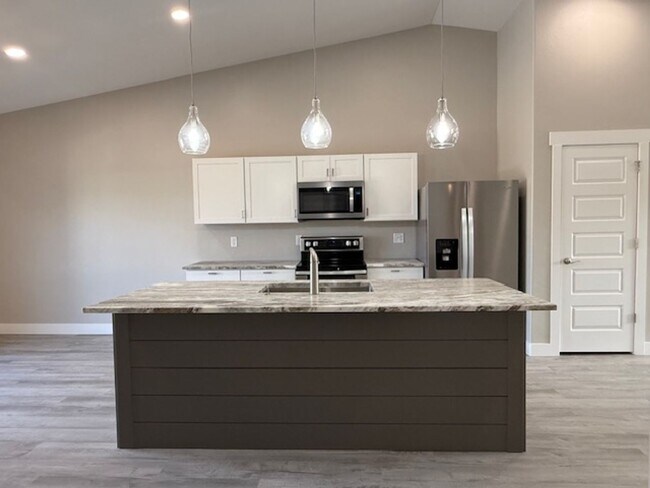 Building Photo - Available Now – Beautiful 3 Bed, 2.5 Bath Townhouse!!!