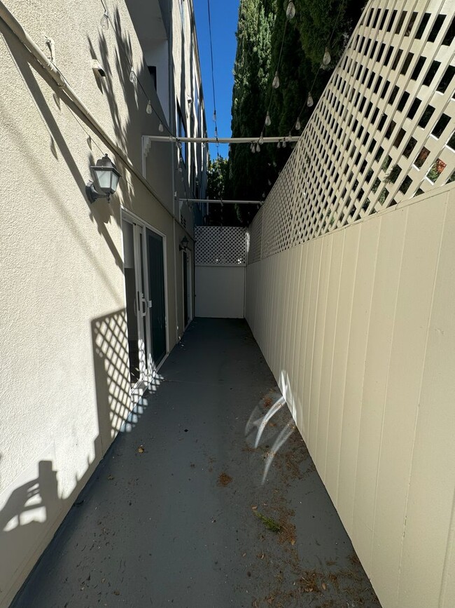 Building Photo - Renovated 2 Bedroom Condo for Lease on Rox...