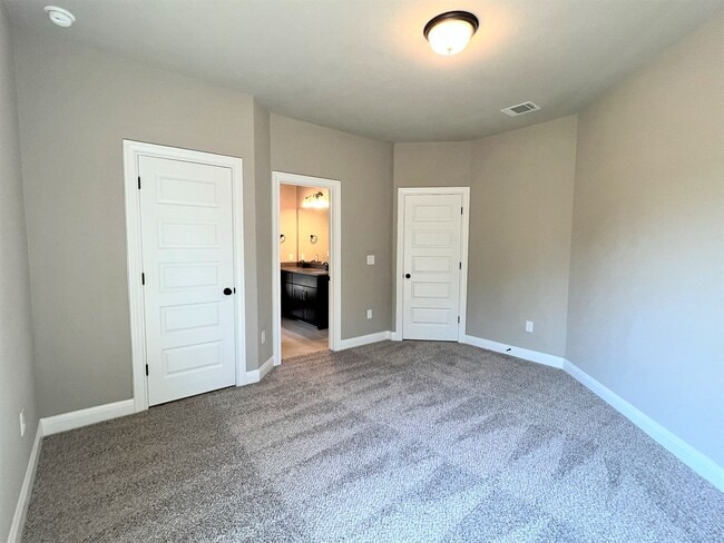 Building Photo - Georgeous 5-Bedroom in the Three Points Community