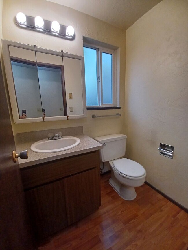 Building Photo - Gama08~1232 W 8th Ave.