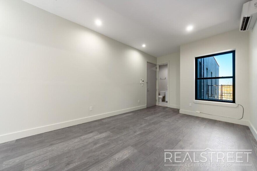 Building Photo - New Modern 2 Bed w Full Amenities + Dishwa...